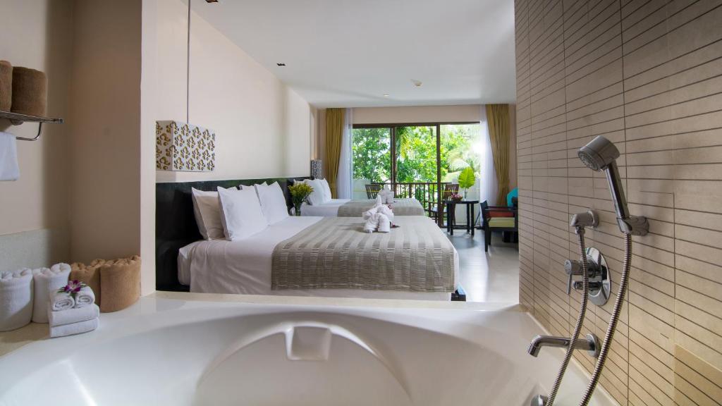 Ein Bett oder Betten in einem Zimmer der Unterkunft Apsara Beachfront Resort & Villa - SHA Extra Plus