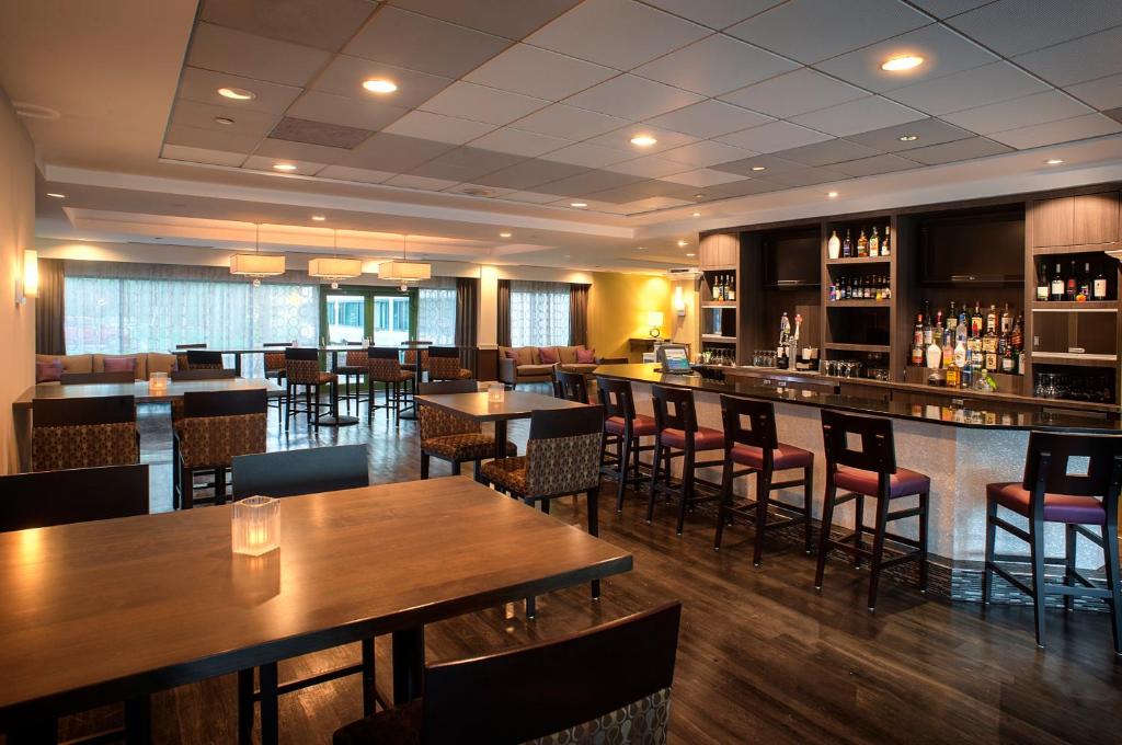 Lounge nebo bar v ubytování Holiday Inn Princeton by IHG