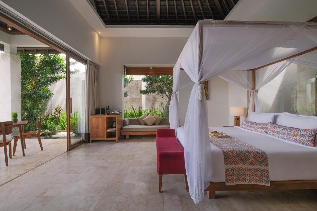 Postel nebo postele na pokoji v ubytování Puri Sebali Resort