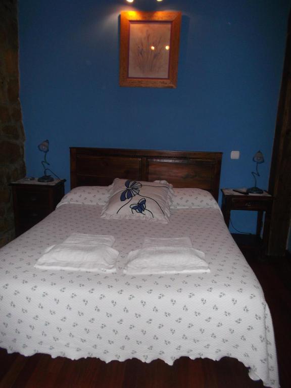 A bed or beds in a room at Hotel Rural El Rincón de Gadea