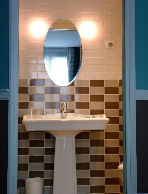 Hôtel des 3 Poussins - Resim 32