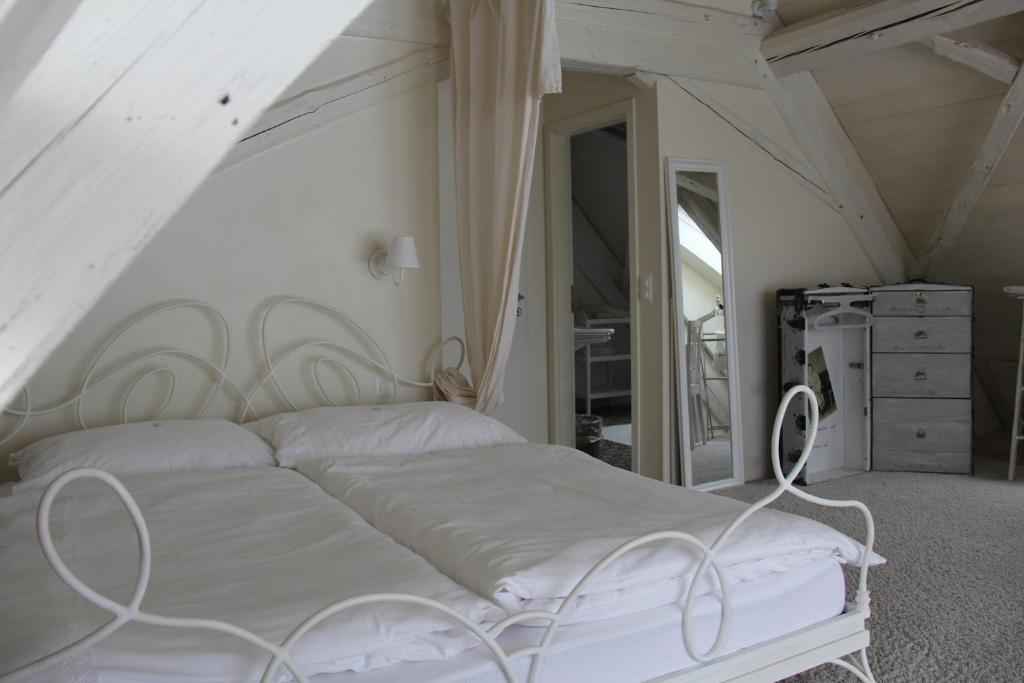 Postel nebo postele na pokoji v ubytování Bed and Breakfast Gantrisch Cottage Ferienzimmer