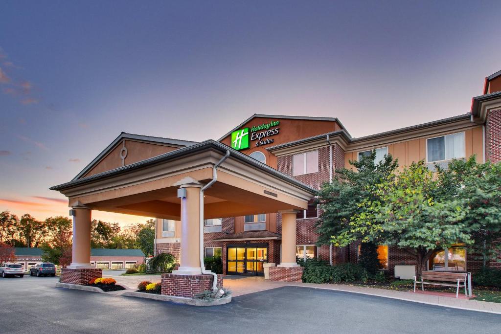 Holiday Inn Express Hotel & Suites Lancaster-Lititz, an IHG Hotel في ليتيتز: فندق مع شرفة في موقف للسيارات