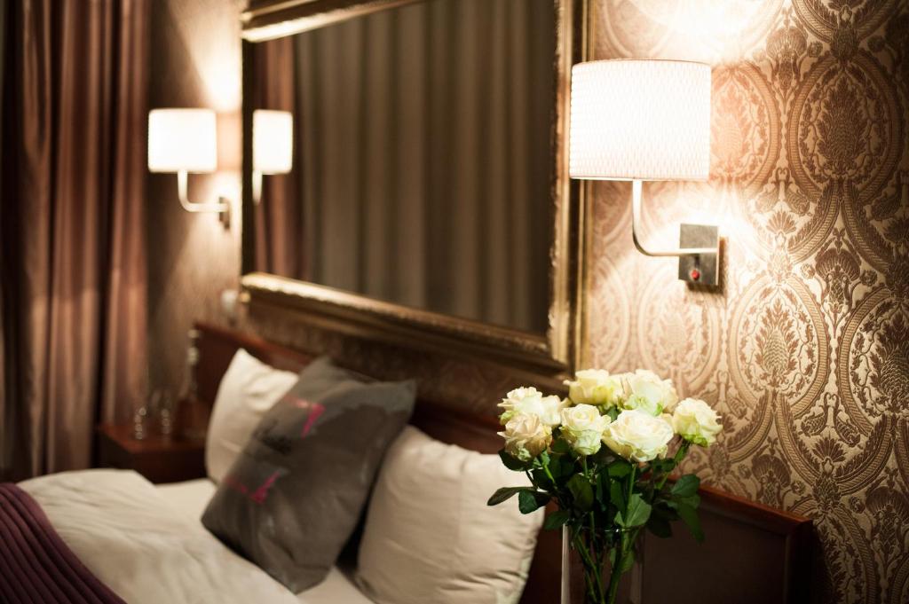 Postel nebo postele na pokoji v ubytování Art-Rustic Boutique Hotel