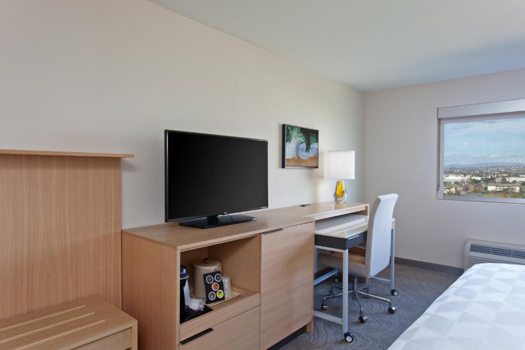 Holiday Inn Los Angeles - LAX Airport by IHG photo