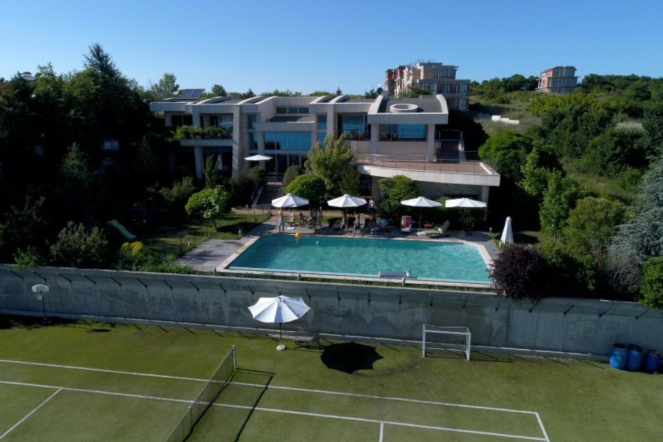 - une vue sur le court de tennis et la piscine dans l'établissement Budzhaka Villa, à Sozopol