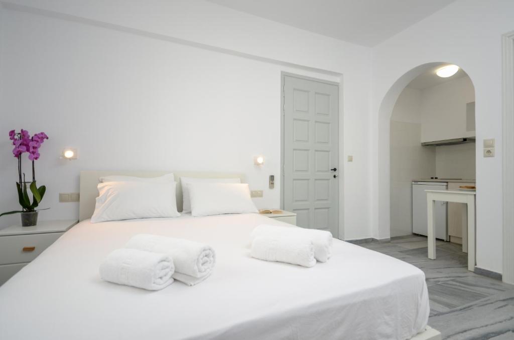 A bed or beds in a room at Soula Naxos