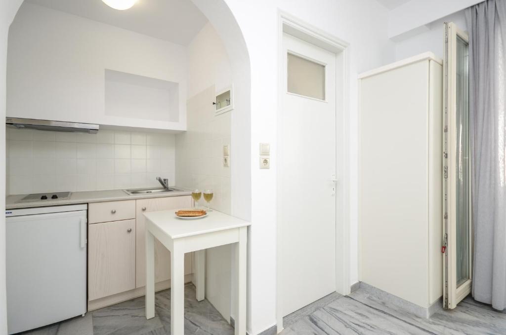 A kitchen or kitchenette at Soula Naxos