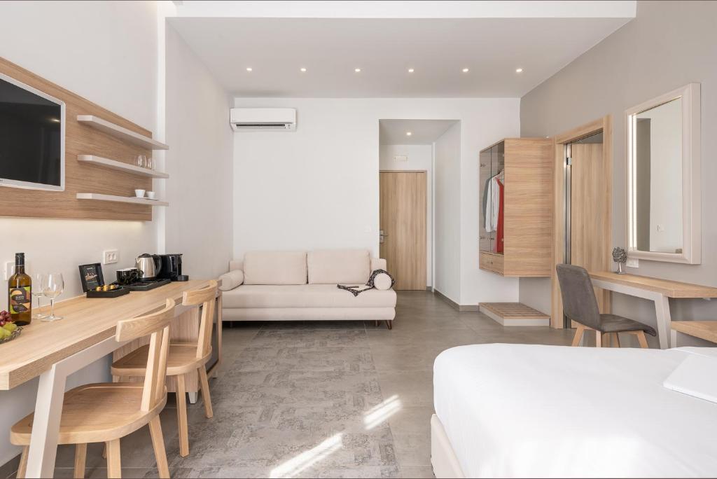 TV a/nebo společenská místnost v ubytování Epavli Boutique Hotel