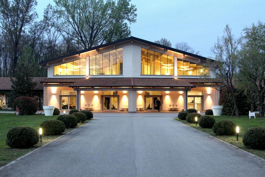 una casa grande con una entrada delante de ella en Hotel Capolago, en Varese