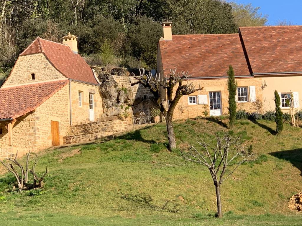 una vieja casa de piedra en medio de un campo en Gîte chez le Gaulois en Carsac-Aillac