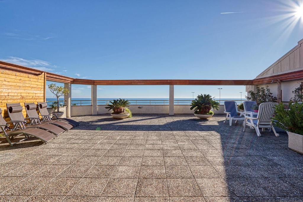 un patio con sedie e l'oceano sullo sfondo di Vistas al Mar. Gran Terraza a Calella