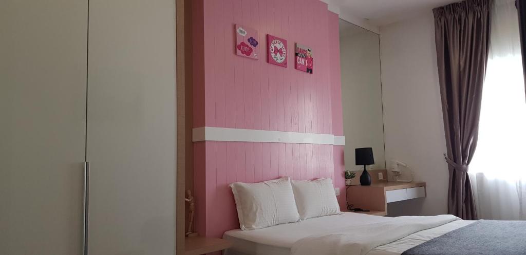Postel nebo postele na pokoji v ubytování Zinnia Residence Tanah Rata
