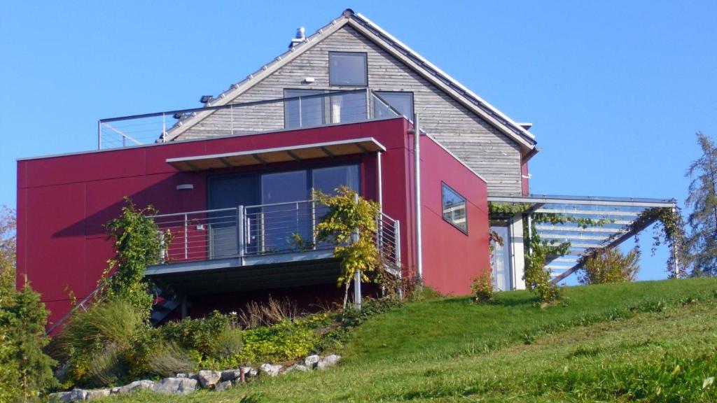 une maison sur le flanc d'une colline dans l'établissement Ferienwohnung VITA, à Lindenberg im Allgäu