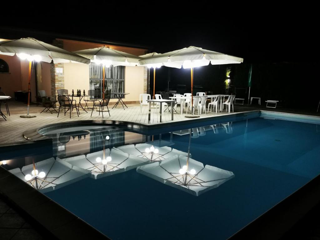 Bazén v ubytovaní Agriturismo-R&B Corte dei Gioghi alebo v jeho blízkosti