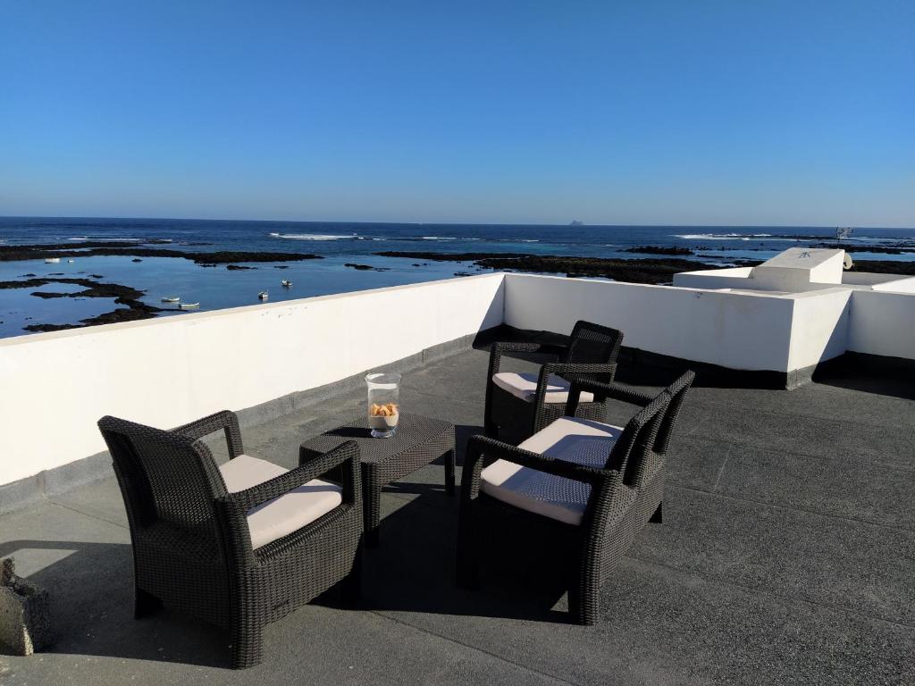 a table and chairs on the roof of a building at Mirador de Alegranza in Orzola