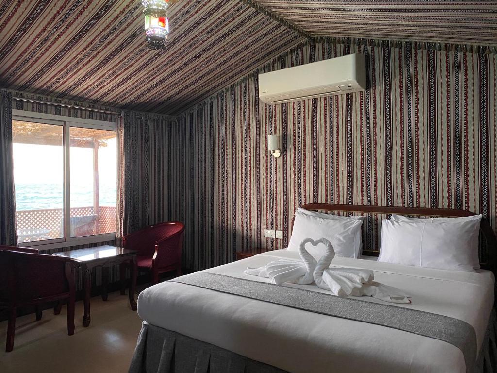 Una cama o camas en una habitación de Turtle Beach Resort