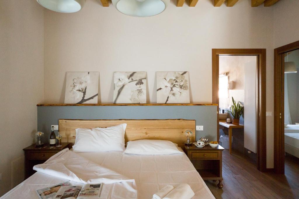 ソルフェリーノにあるLocanda All'Avanguardiaのベッドルーム(大型ベッド1台、鏡付)