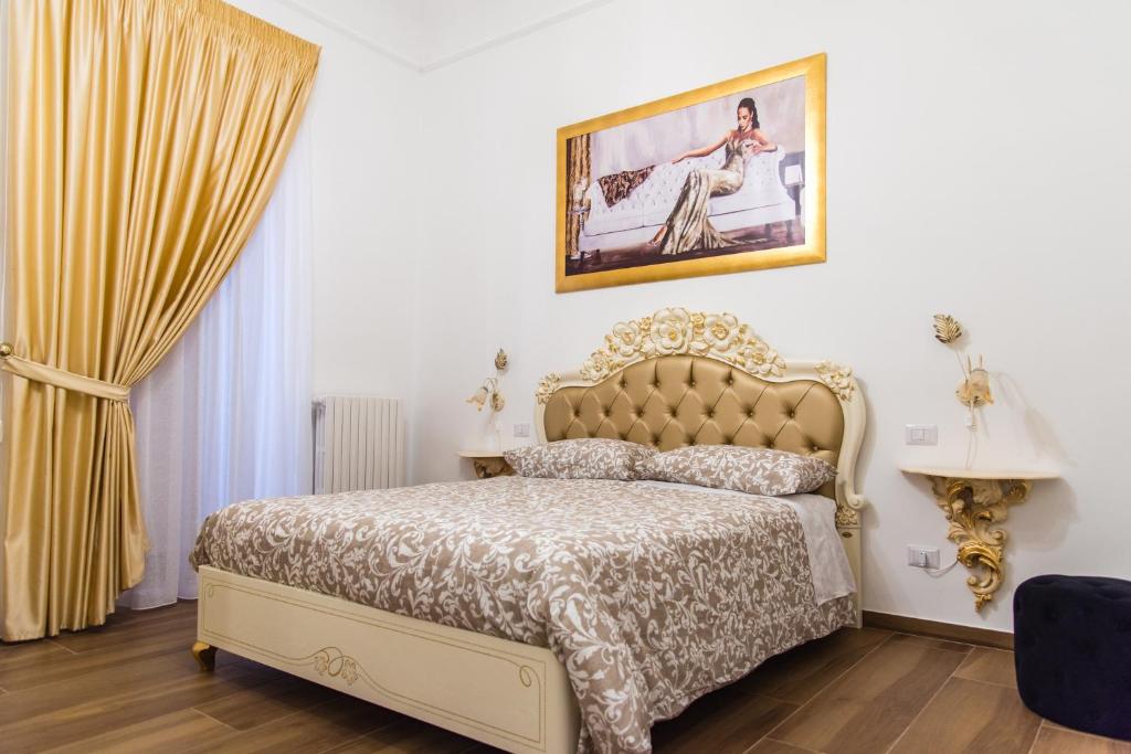 バーリにあるPalazzo Le Traviのベッドルーム1室(ベッド1台付)が備わります。壁には絵画が飾られています。