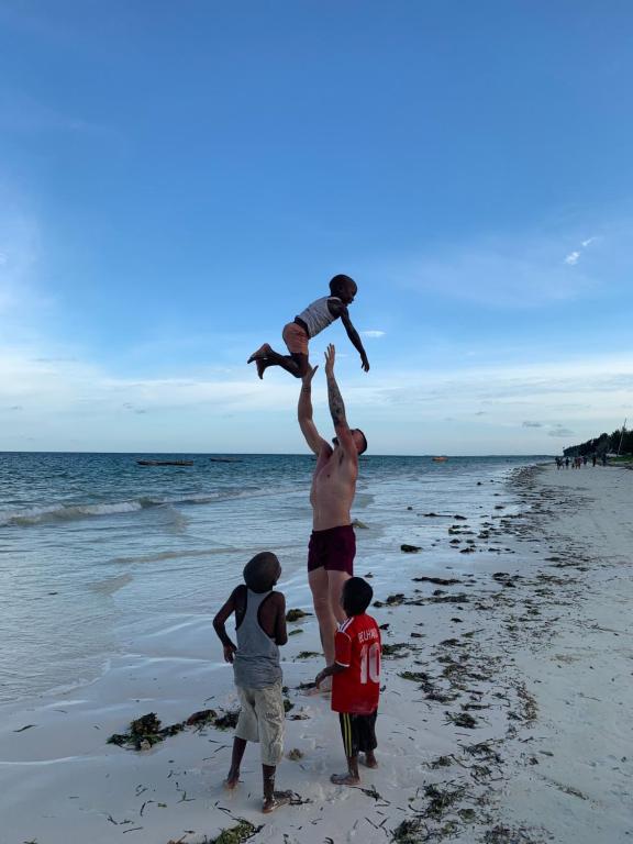 Anak-anak yang menginap di The African Paradise Beach Hotel