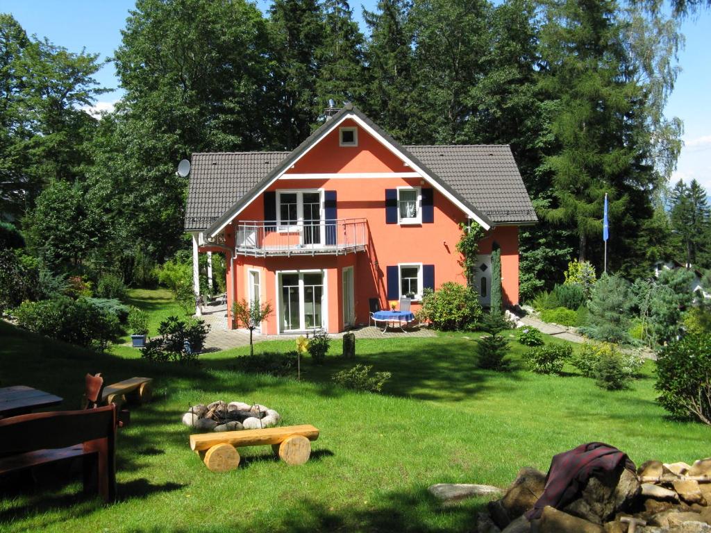 a house in the yard with a pile of logs at Villa Malinka in Karpacz