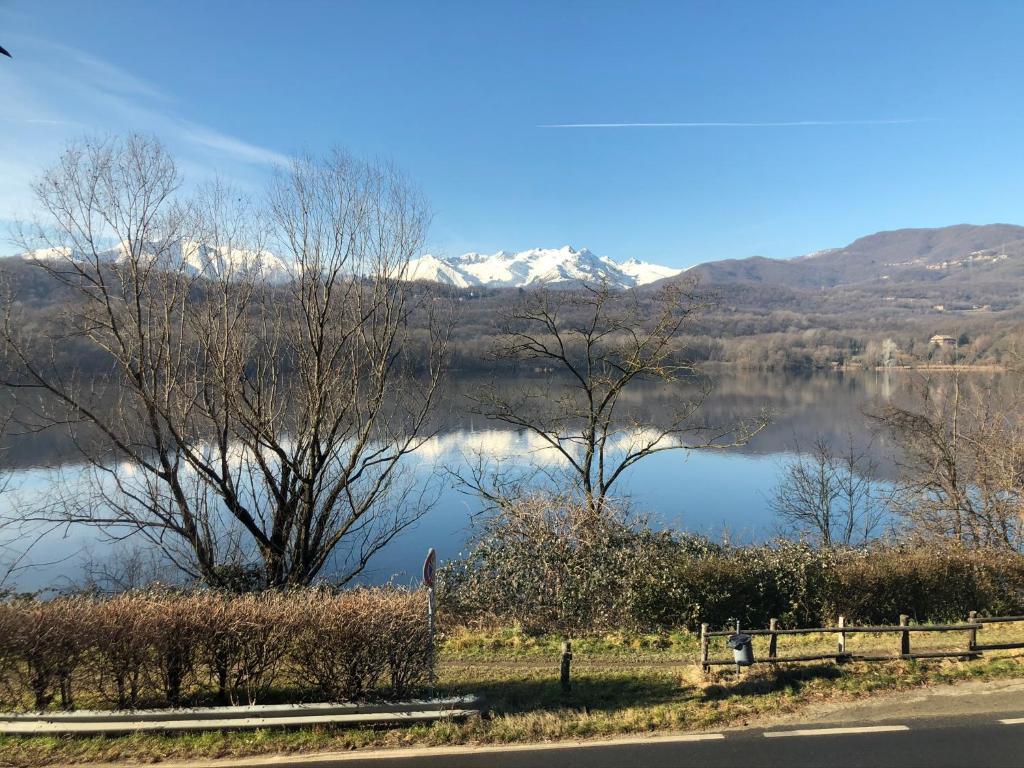 vistas a un lago con montañas cubiertas de nieve en Il Gatto e La Volpe, en Avigliana