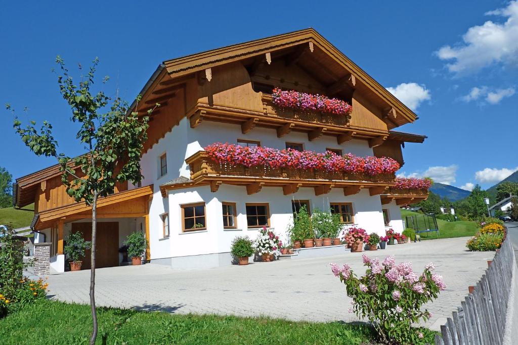 una casa con cajas de flores a un lado. en Tratlhof en Achenkirch