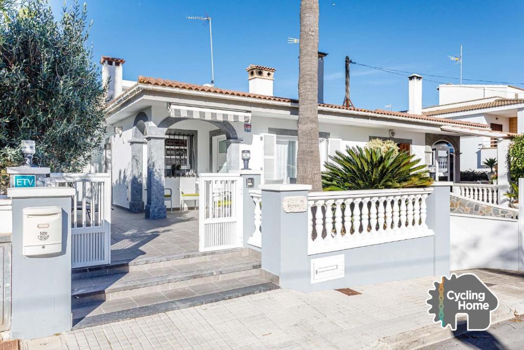 een wit huis met een hek en een hek bij Chalet Can Parragó in Can Picafort