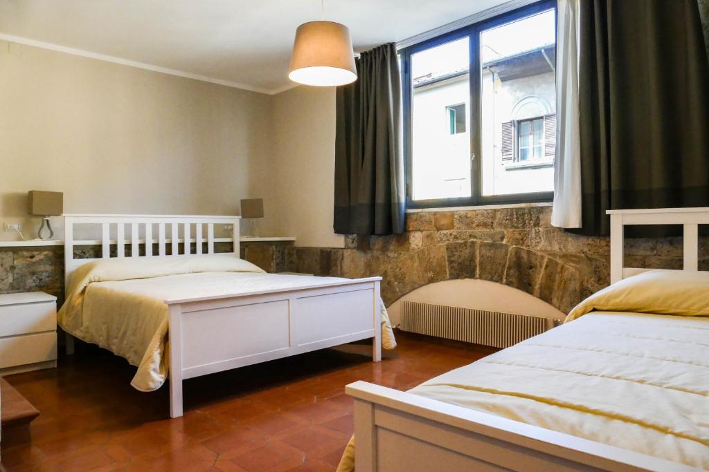 - une chambre avec 2 lits et une fenêtre dans l'établissement Gialel Pisa Guest House, à Pise