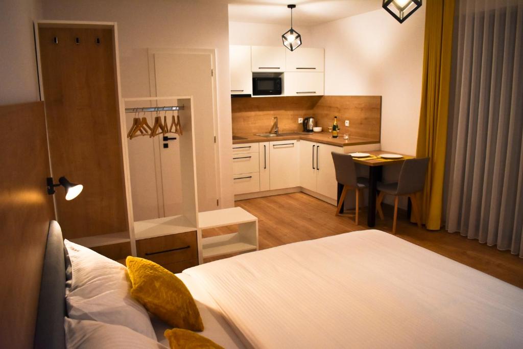 Kuchyň nebo kuchyňský kout v ubytování Apartmány Runi
