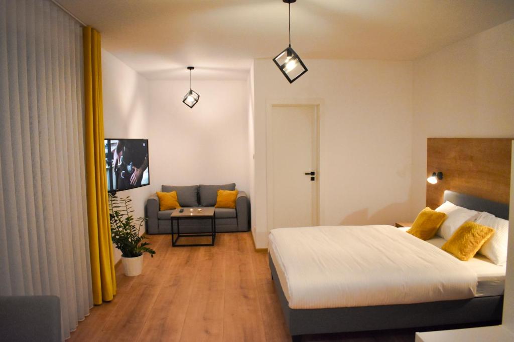Habitación de hotel con cama y sofá en Apartmány Runi, en Stará Lesná