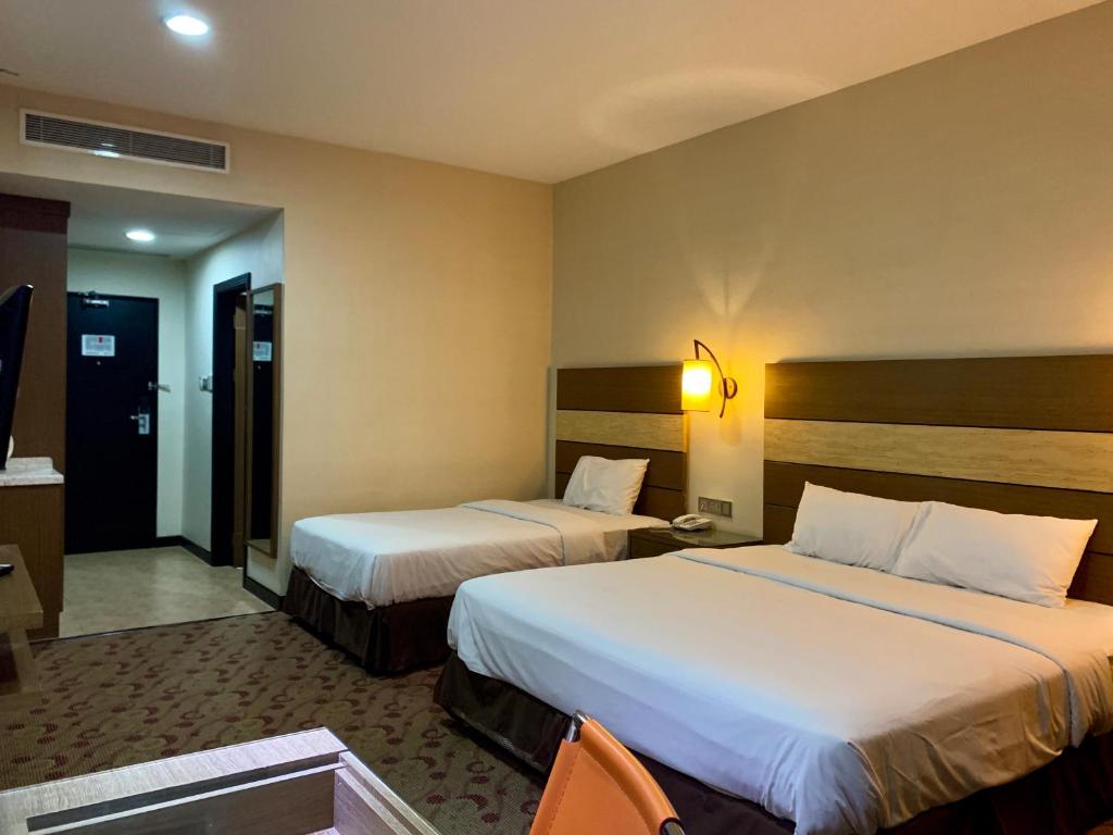 Pokój hotelowy z 2 łóżkami i łazienką w obiekcie Sento Hotel w mieście Keningau