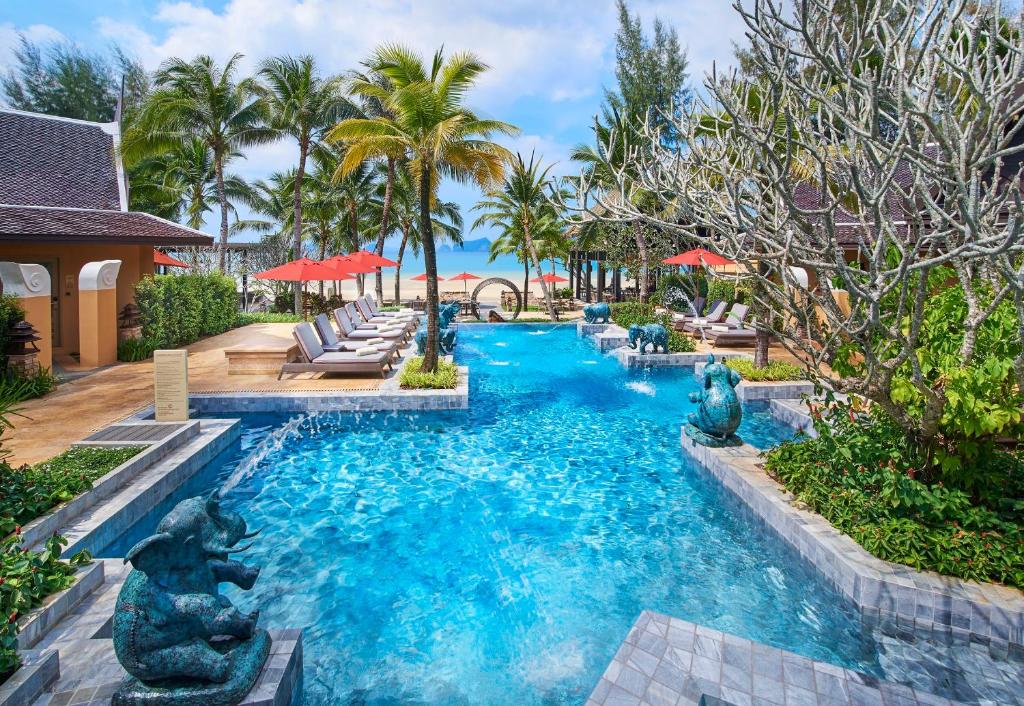 basen w ośrodku z niebieską wodą i palmami w obiekcie Amari Vogue Krabi w mieście Tab Kaek Beach