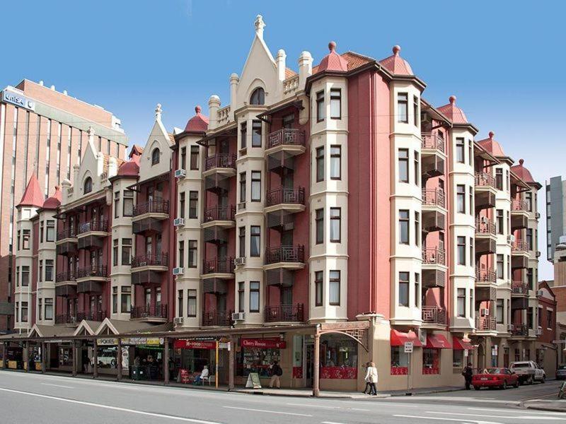 un grand bâtiment sur le côté d'une rue dans l'établissement Boutique Apartment in The Heart of Adelaide CBD, à Adélaïde