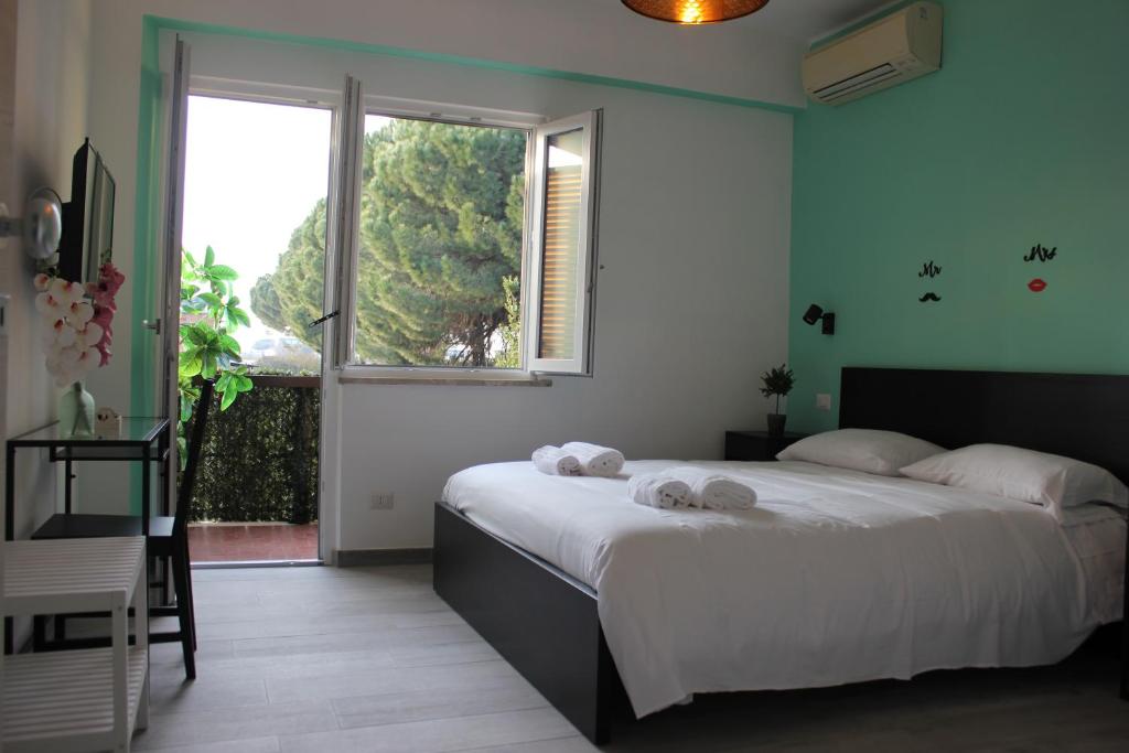 1 dormitorio con cama grande y ventana grande en Roman Sunrise Rooms, en Roma