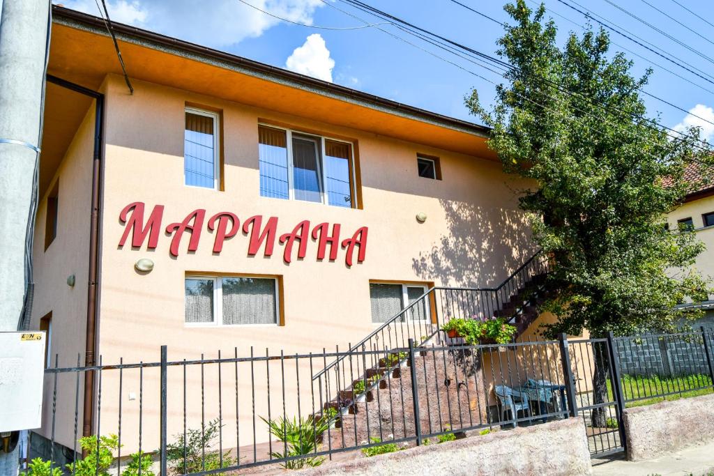ein Gebäude mit einem Schild, auf dem mappalamalam steht in der Unterkunft Mariana Apartment in Pavel Banya