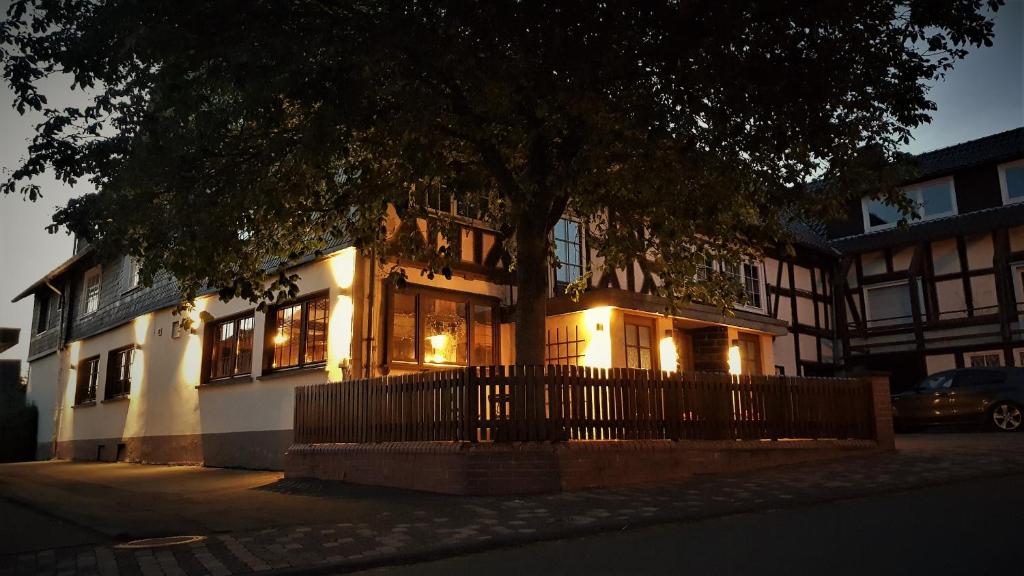 ein Gebäude mit einem Baum davor in der Unterkunft Roastineer Hotel in Battenberg