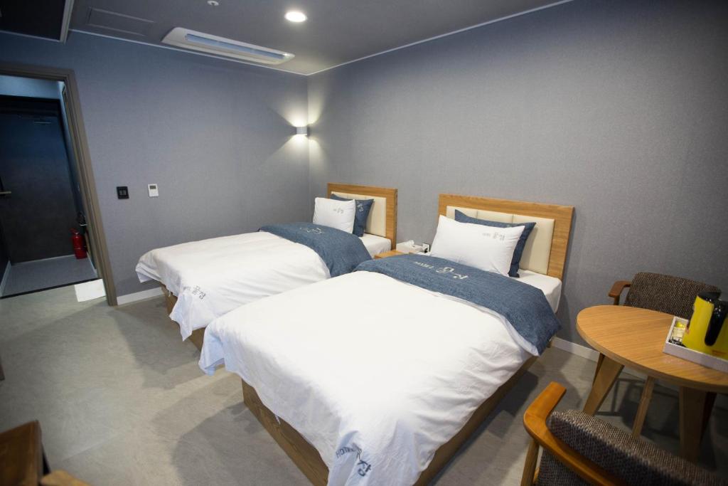 Postel nebo postele na pokoji v ubytování Gguljam Hotel