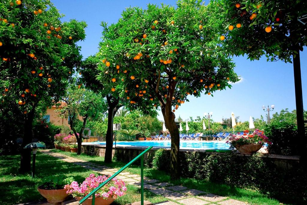 Bazén v ubytování Hotel Girasole nebo v jeho okolí