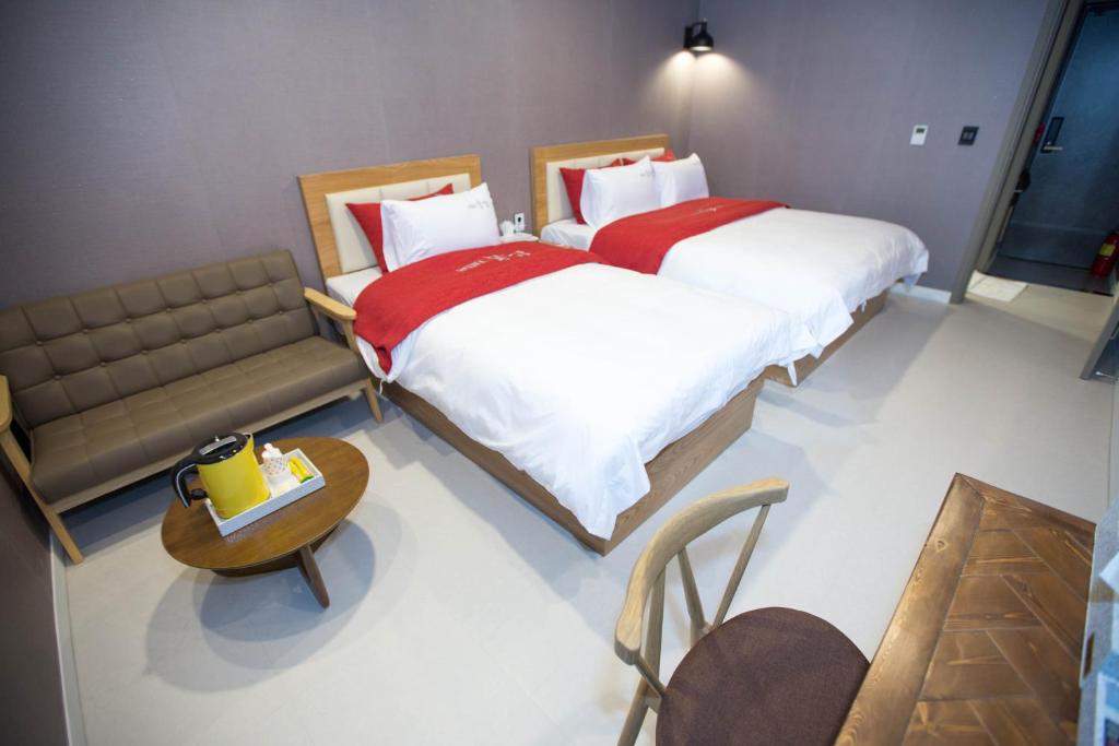 Postel nebo postele na pokoji v ubytování Gguljam Hotel