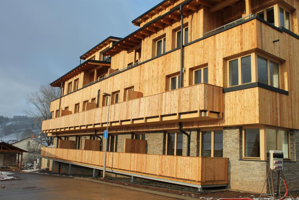 un bâtiment avec des panneaux en bois sur son côté dans l'établissement Apartmán Renata - Slunečná louka, à Černý Důl