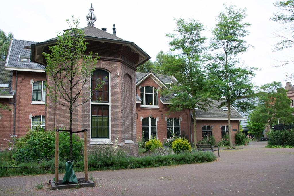 アムステルダムにあるUnique 3 floor apartment at Westerparkの赤レンガ造りの家