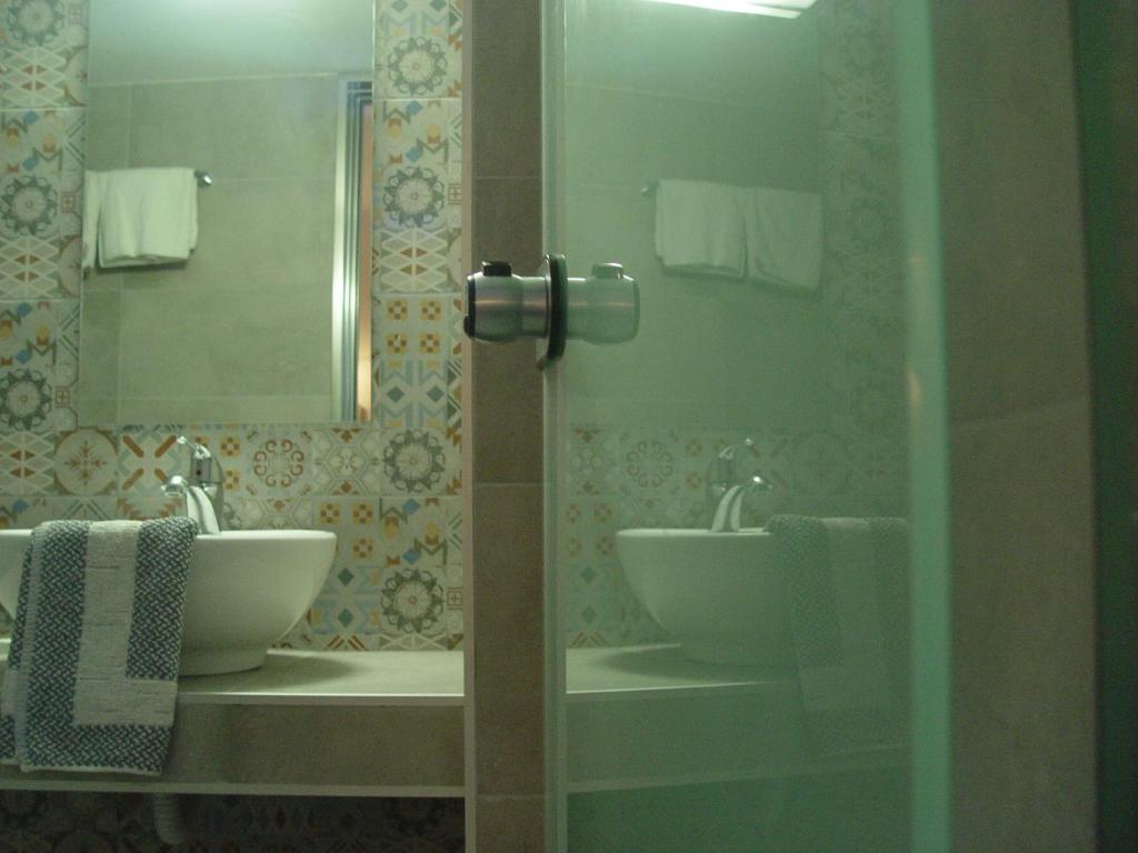 Koupelna v ubytování Helena Hotel