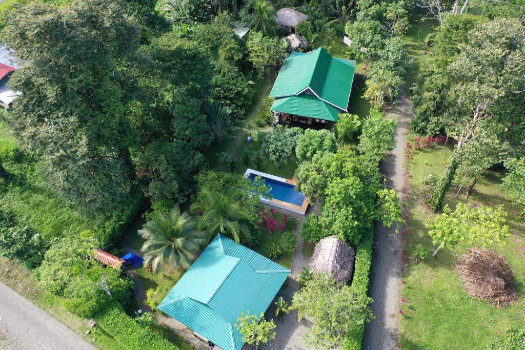 uma vista superior de uma casa com telhados azuis em Villa Mango - Private Pool - 12px em Cahuita