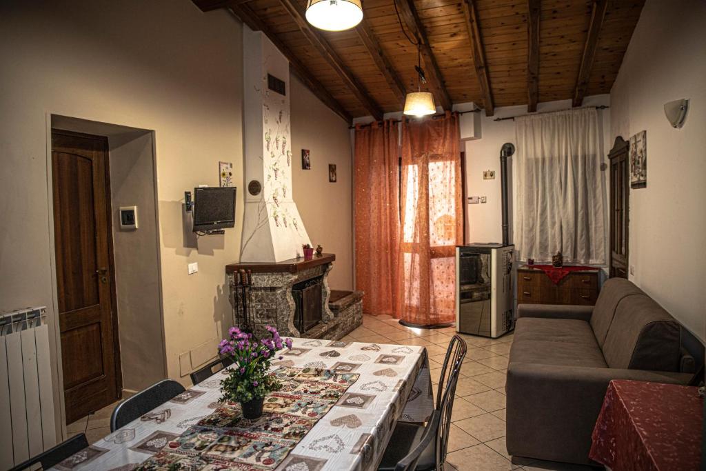 uma sala de estar com uma mesa e um sofá em Casa Vacanze Etna em Linguaglossa