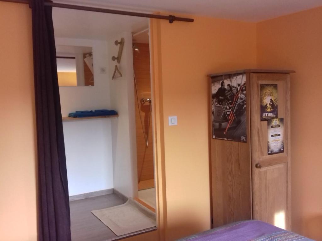 1 dormitorio con espejo junto a un armario en Chez Claire en Latouille-Lentillac
