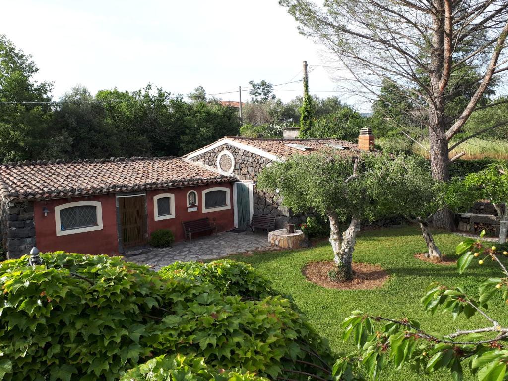 una pequeña casa en un patio con un árbol en Villa Vecchio, en Castiglione di Sicilia