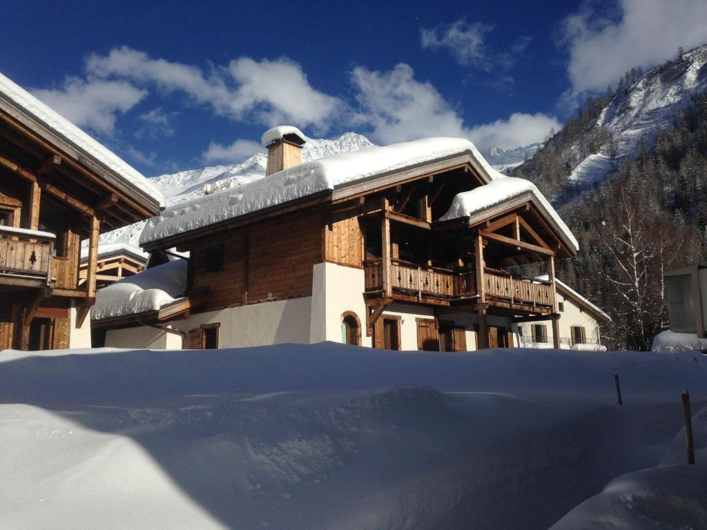 ein Gebäude mit Schnee auf dem Boden davor in der Unterkunft Chalet 1155 - Montroc - Chamonix in Chamonix-Mont-Blanc