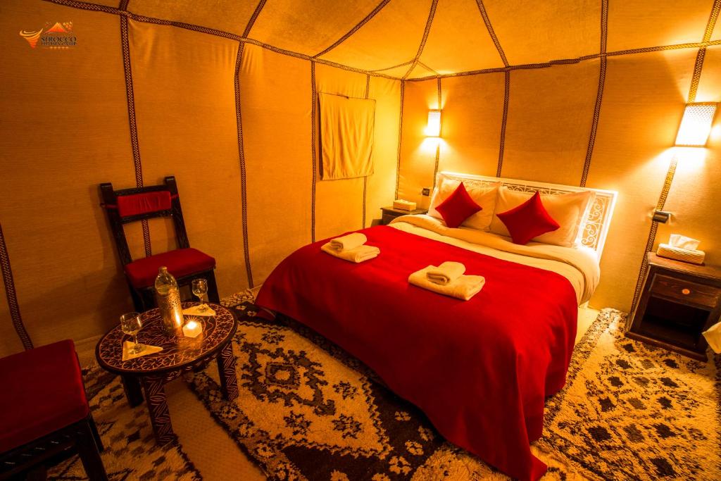 Postel nebo postele na pokoji v ubytování Sirocco Luxury Camp