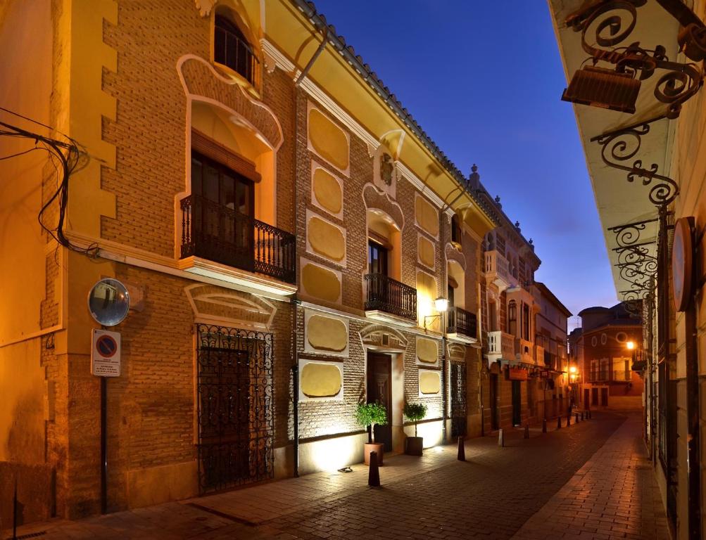 uma rua vazia numa cidade velha à noite em La Casa de los Coy em Mula